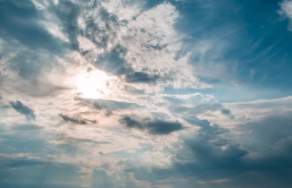 Stralen Van Zon Tegen Een Blauwe Hemel Wolken Stockfoto