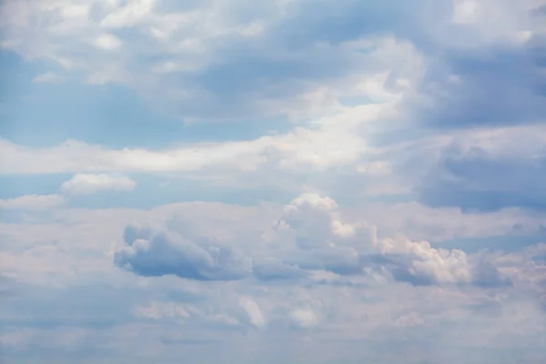 Witte Krullende Wolken Een Blauwe Lucht Luchtachtergrond Rechtenvrije Stockafbeeldingen