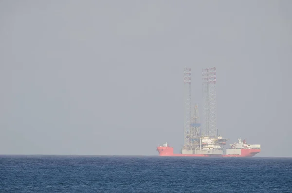 Schip dat elektrische torens vervoert. — Stockfoto