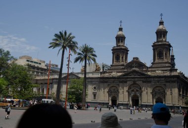 Santiago de Şili 'nin Arm Meydanı' ndaki Metropolitan Katedrali.