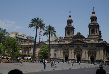 Santiago de Şili 'nin Arm Meydanı' ndaki Metropolitan Katedrali.
