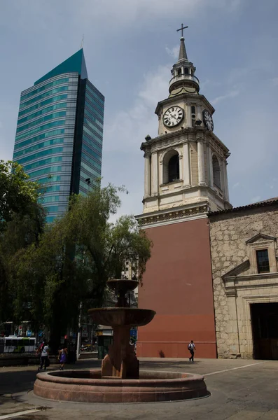 Iglesia y rascacielos de San Francisco en Santiago de Chile . — Foto de Stock