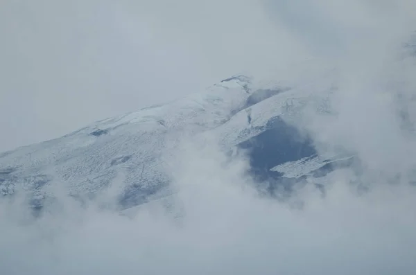 Cuesta del volcán Llaima cubierta de nubes . — Foto de Stock