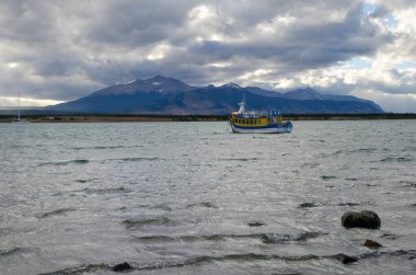 Puerto Natales 'ten Ultima Esperanza körfezinde bir turist teknesi..