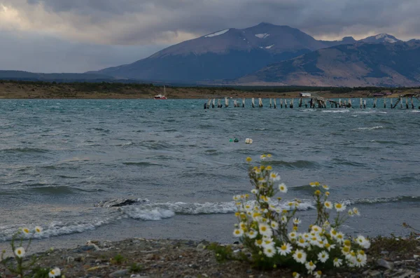 Ultima Esperanza Bevezető és Sarmiento hegység Puerto Natales-tól. — Stock Fotó