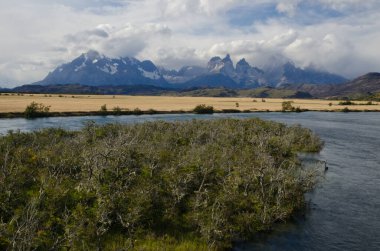 Toro Gölü ve Cordillera Paine Torres del Paine Milli Parkı 'nda.