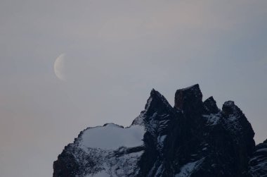 Torres del Paine Ulusal Parkı 'nda bir uçurumda ay..