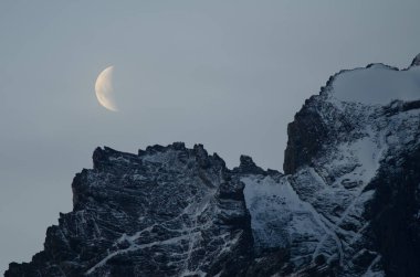 Torres del Paine Ulusal Parkı 'nda bir uçurumda ay..