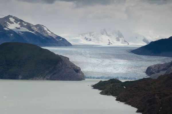 Lago cinzento e geleira cinzenta no Parque Nacional Torres del Paine . — Fotografia de Stock