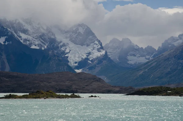 Pehoe-tó és Cordillera Paine a Torres del Paine Nemzeti Parkban. — Stock Fotó