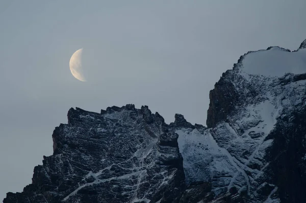 Księżyc na klifie w Parku Narodowym Torres del Paine. — Zdjęcie stockowe