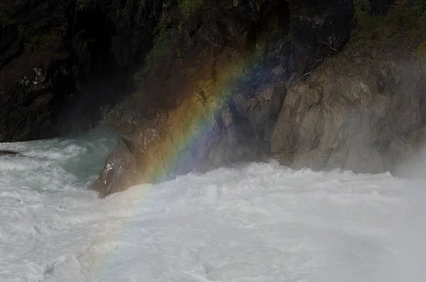 Arc-en-ciel sur la cascade du Salto Grande dans le parc national des Torres del Paine . — Photo