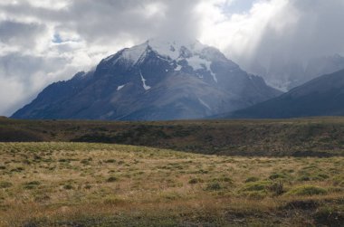 Torres del Paine Ulusal Parkı 'ndaki Paine Dağı Sıradağları.