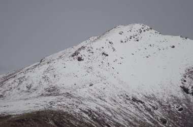 Lauca Ulusal Parkı 'nda karlı bir tepe.