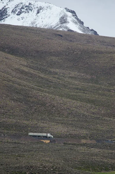 Caminhão numa estrada do Parque Nacional Lauca . — Fotografia de Stock