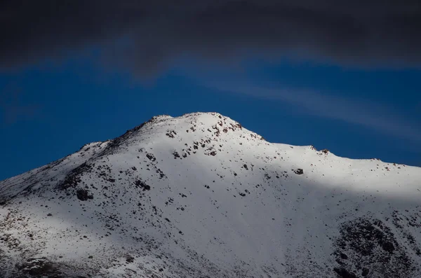 Pico nevado en el Parque Nacional Lauca . — Foto de Stock