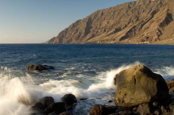 Las Playas Doğal Anıtı 'ndaki kıyı manzarası.