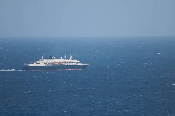 Schip varen op de Atlantische Oceaan vanaf het eiland El Hierro. — Stockfoto