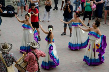 Kadınlar meydanda geleneksel dans gösterisi yapıyorlar..