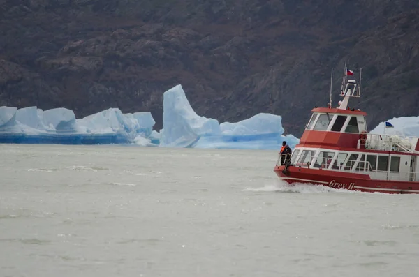 Barco turístico e icebergs em Grey Lake . — Fotografia de Stock