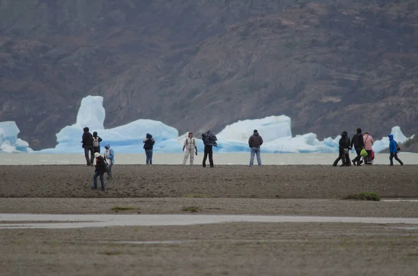 Turistas em Grey Lake e icebergs em segundo plano . — Fotografia de Stock