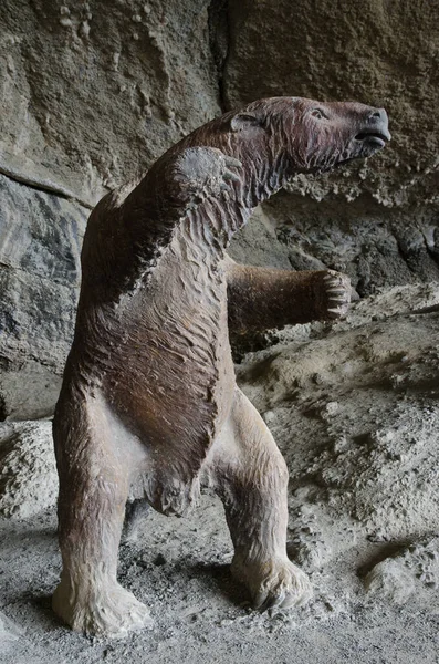 Mylodonと呼ばれる先史時代の巨石の地形のレプリカ. — ストック写真