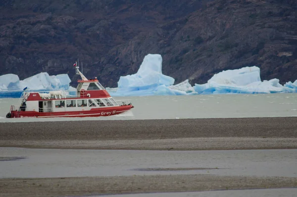 Barca turistica e iceberg sul Lago Grigio . — Foto Stock