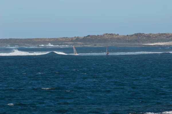 Windsurfer auf den Wellen an der Küste von Majanicho. — Stockfoto