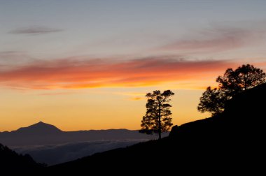 Tenerife Adası, gün batımında Gran Canaria 'dan Teide zirvesi..