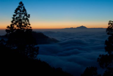 Integral Integral Inagua Doğal Rezervi, bulutlar denizi ve gün batımında Tenerife adası.