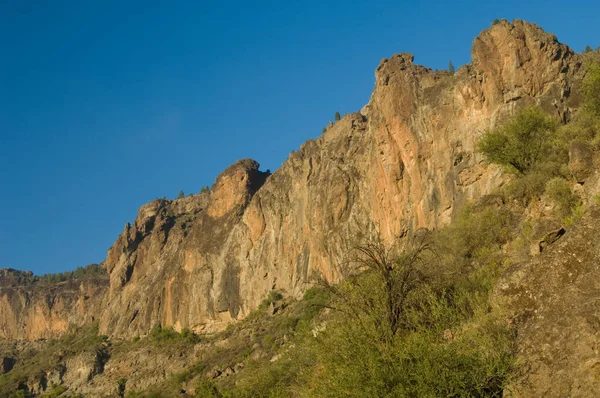 Roque Nublo自然纪念碑的悬崖. — 图库照片