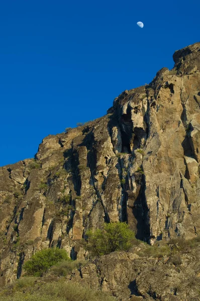 ロック・ヌブロ自然記念碑の崖の上の月. — ストック写真