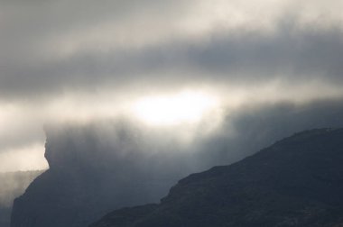 Sisteki Tejeda kraterinin kayalıkları.
