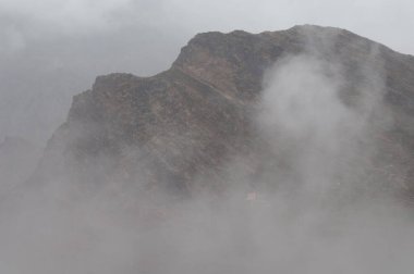 Sisin içinde uçurum ve ıssız evler.