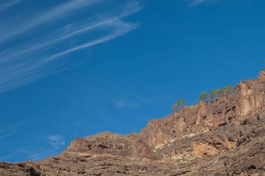 Nublo Kırsal Parkı 'ndaki uçurum ve bulutlar.