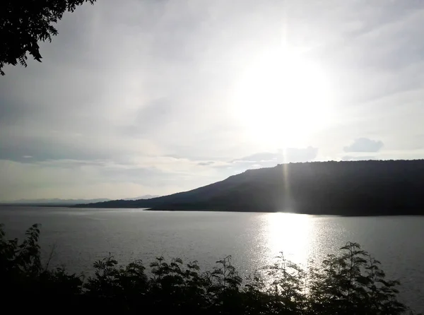 Lam Takong dam o zachodzie słońca, Nakhon Ratchasima, Tajlandia — Zdjęcie stockowe