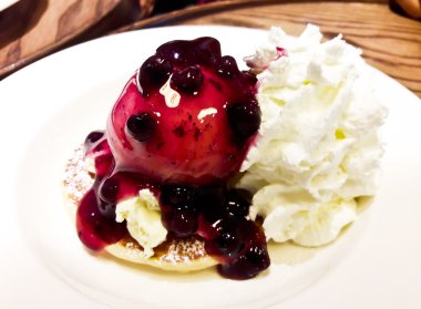Krem şanti ile krep yaban mersini sosu ile servis