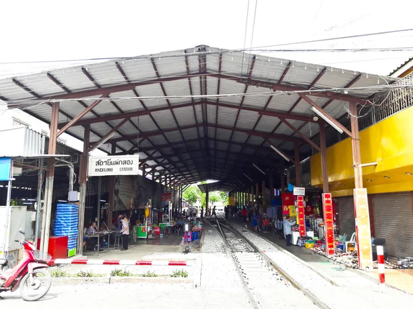 MAEKLONG, THAILAND - SETEMBRO 4: Os famosos mercados ferroviários em Maeklong, Tailândia, 4 de setembro de 2016, Samut Songkhram, Tailândia. . — Fotografia de Stock