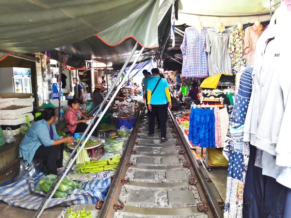 Maeklong, Tayland - 4 Eylül: Maeklong, Tayland, 4 Eylül 2016, Samut Songkhram, Thailand.Three ünlü tren pazarlarda bir gün kez tren hepsini teker ile çalışır. — Stok fotoğraf