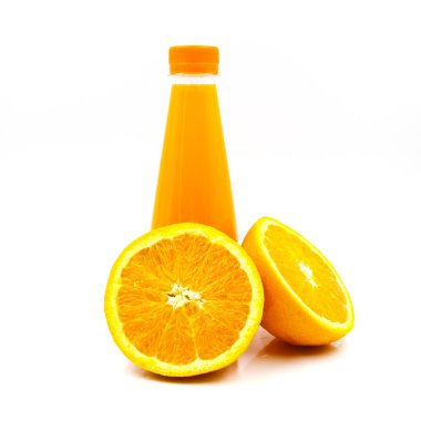 Beyaz arkaplanda taze portakal suyu izole edilmiş.