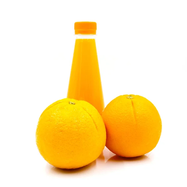 Свежий апельсиновый сок на белом фоне — стоковое фото