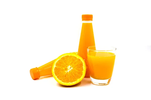 Φρέσκος χυμός πορτοκαλιού απομονωμένος σε λευκό φόντο — Φωτογραφία Αρχείου