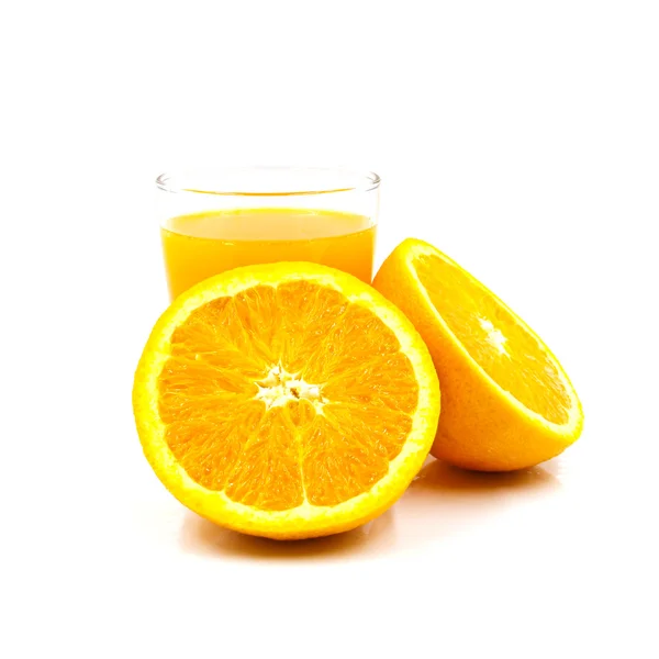 Jus d'orange frais isolé sur fond blanc — Photo