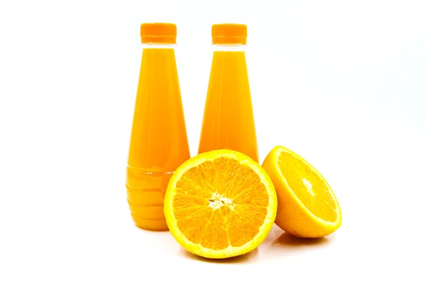 Sumo de laranja fresco isolado sobre fundo branco — Fotografia de Stock