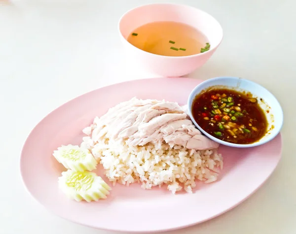 Riz cuit à la vapeur avec soupe de poulet, nourriture thaï — Photo