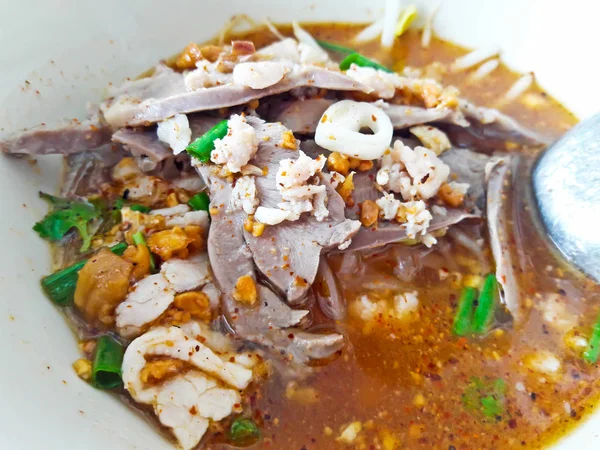 Noodle tom yum met varkensvlees / pittige Thaise noodle — Stockfoto