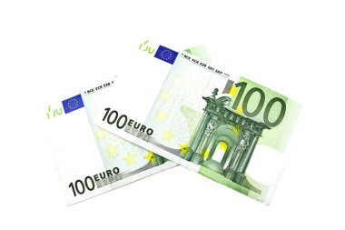 beyaz zemin üzerinde 100 euro banknot.