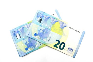 beyaz zemin üzerinde 50 euro banknot.