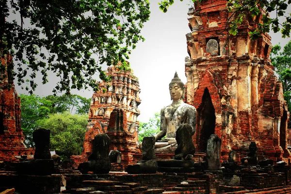 Old Buddha Statue and Old Temple Architecture at Wat Mahathat — Stock Photo, Image