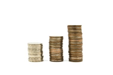 Beyaz arkaplanda para yığınları